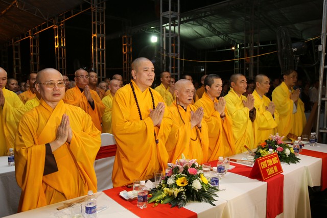 Chiêm bái tôn tượng Phật ngọc tại chùa Dâu, Bắc Ninh
